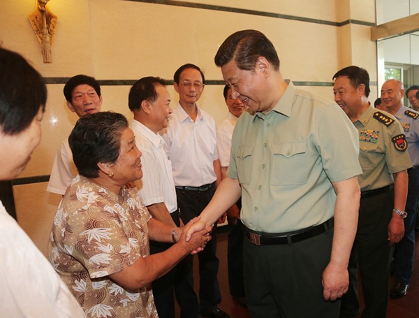 2014年7月30日，福州，习近平与福建双拥模范代表亲切交谈