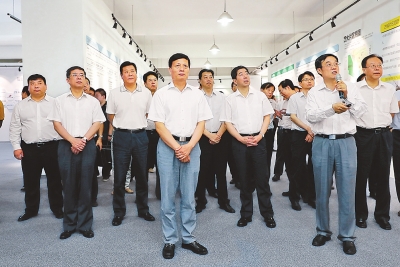 河南省委副书记、省长陈润儿等省领导在郑州航空港经济综合实验区智能终端(手机)产业园调研图