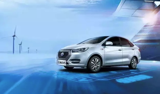 　新能源汽车在中国是一个得天独厚的产业