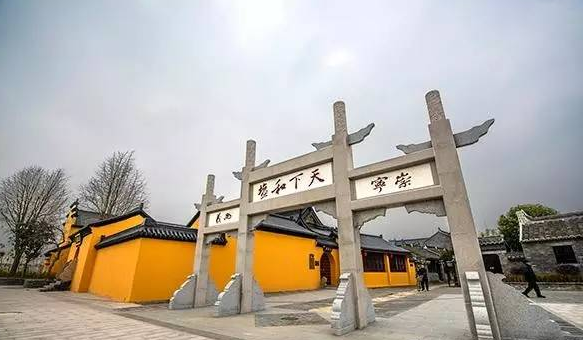 南京高淳桠溪国际慢城，游客乘坐高空热气球俯瞰油菜花海