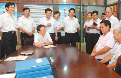 7月21日下午，省委书记、省人大常委会主任郭庚茂在淮阳县白楼镇群众工作中心调研。