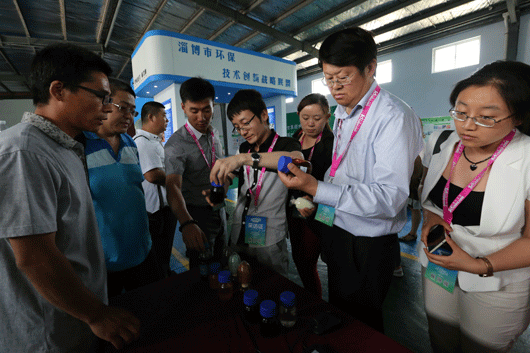 淄博市环保产业联盟的领军企业派力迪环保向记者介绍产品